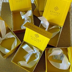 5 Kendra Scott boxes with bows. And 5 bags.